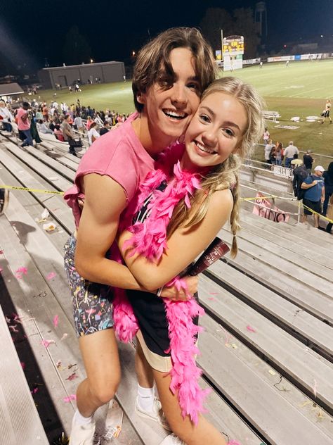 Preppy School Pics, Football Game Photo Ideas, Preppy Football Game, Black Out Football Game Outfits, Pink Out Football Game Outfits, Black Out Football Game, Pink Out Football Game, Football Game Outfits, Football Season Outfits