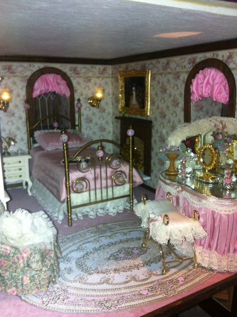 Victorian Dollhouse Interior, Beacon Hill Dollhouse, Doll House Room, Miniature Bedroom, Pink Dollhouse, Balloon Valance, Dollhouse Rooms, Dollhouse Interiors, Dollhouse Bedroom