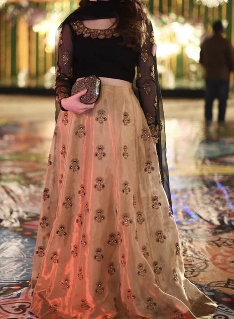 Lehanga Designs Latest Pakistani, Simple Langha Design Latest, Shadi Dresses Girls, Pakistani Women Dresses, Shadi Dresses, Bridal Dresses Pakistan, Pakistani Fancy Dresses, Pakistani Dresses Casual, Pakistani Fashion Party Wear