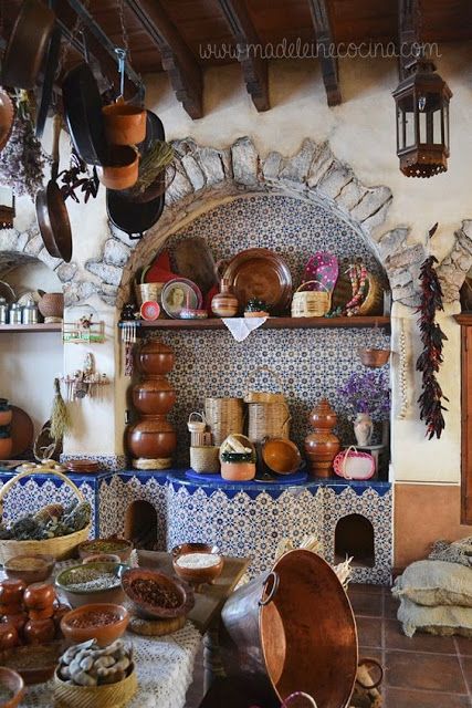 Eye For Design: Decorating In Old Spanish Colonial Style Aesthetic Mexican Kitchen, Rustic European Decor, Southwestern Fireplace, Mexican Hacienda Kitchen, Hacienda Style Homes Interiors, Hacienda Style Kitchen, Mexican Style Kitchens, Hacienda Kitchen, Mexican House