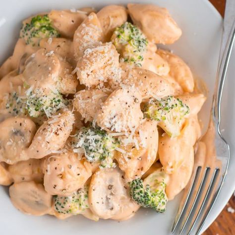 Parmesan Broccoli Pasta, Dinner Date At Home, Date At Home, Pasta Con Broccoli, Broccoli Pasta Recipe, Crockpot Pasta, Parmesan Broccoli, Broccoli Bake, Lent Recipes