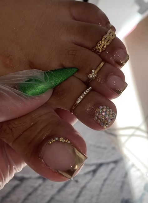 Baddie Pedicure Ideas, Gold Acrylic Toes, Toe Nail Ideas, Nail Art Gold, Nails Feet, Gel Toe Nails, Acrylic Toes, Acrylic Toe Nails, Pretty Toe Nails