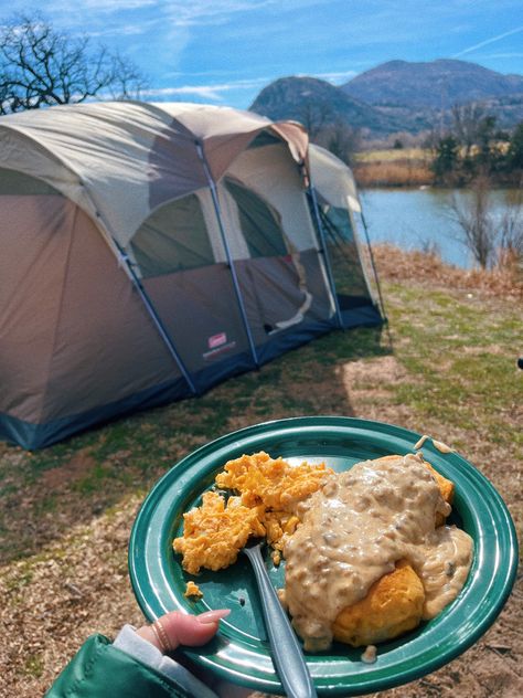 Camping Breakfast Aesthetic, Camping Meals Aesthetic, Biscuits And Gravy Camping, Aesthetic Biscuits, Camping Astethic, Camp Breakfast, Tent Campsite, Coleman Tent, Coleman Camping