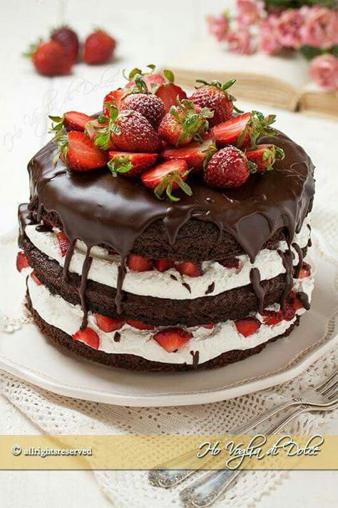 Strawberry Layer Cakes, Chocolate Strawberry Cake, Dark Chocolate Cakes, Strawberry Chocolate, Awesome Cakes, Chocolate Strawberries, Pretty Cakes, Chocolate Flavors, Yummy Food Dessert