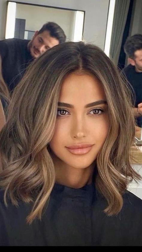 Honey Brown Balayage Short Hair, Baby Lights Caramelo, Balayage Lob, Hair Contouring, Back Of Neck Tattoo, Lob Hairstyle, Brown Balayage, Short Hair Balayage, Brunette To Blonde