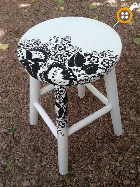 Black And White Painted Furniture, Chair Painting Ideas, Stool Painting Ideas, Painted Chairs Ideas, Black Painted Furniture, Hand Painted Chairs, Koti Diy, Painted Stools, White Stool