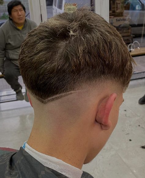 low fade en v Mid Fade Haircut Men Undercut, Mid V Fade, Mid Fade V Cut, V Haircut Men, V Taper Fade, Low Fade Corto, V Drop Fade, V Taper Haircut, Quiff Mid Fade