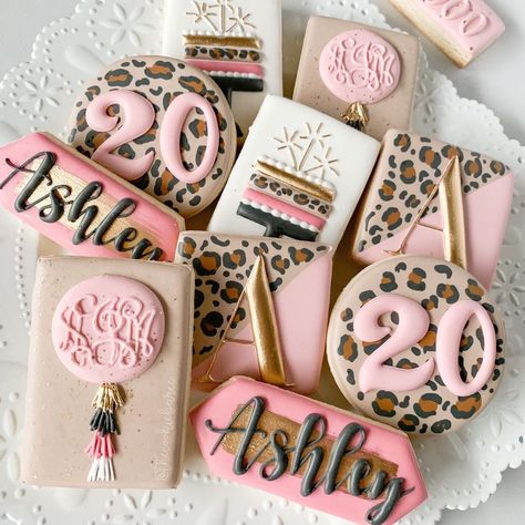 20th Birthday Cookie Cake, 20th Birthday Cookies Decorated, 19th Birthday Cookies, 20th Birthday Cookies, Wine Cookies, Gold Cookies, Different Kinds Of Cakes, Monogram Cookies, Pink Cookies