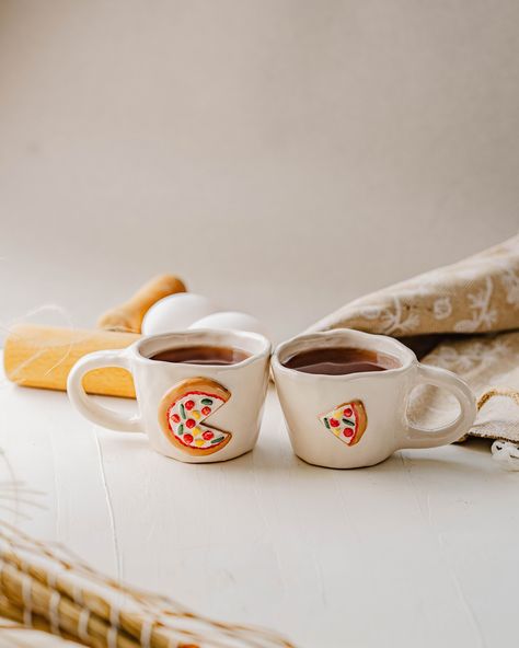 🍕✨ Celebrate your love for pizza with these unique handmade pizza-themed couple mugs! Perfect for couples or best friends, each mug is crafted with care and creativity, making it the ultimate gift for someone special. Every detail is handmade with love, so you can enjoy the fun of sharing every sip together. Whether it’s your morning coffee or evening tea, these mugs symbolize your bond in the most delicious way! 100% handmade, these mugs offer a personal touch and a unique style. Now availab... Handmade Pizza, Couples Coffee Mugs, Pizza Design, Couple Activities, Coffee Cup Design, Engagement Gifts For Couples, Ceramic Pieces, Wedding Cups, Wedding Party Gift