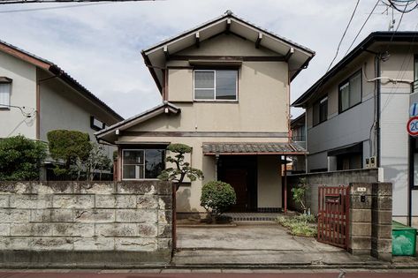 ROOVICE blends original + new architecture in 1970s japanese house refurb Old Japanese House, Small Stone House, Manga References, New Architecture, Timber Structure, Old Factory, Architect House, Japan Design, Wooden House