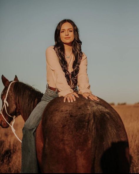 Western Horses Photography, Horse Photo Shoot Outfits, Fall Horse Senior Pictures, Poses To Do With Your Horse, Horse Girl Photoshoots, Cowgirl Horse Photography, Western Pictures Ideas With Horses, Country Senior Pictures With Horses, Pics With Horses Photo Ideas