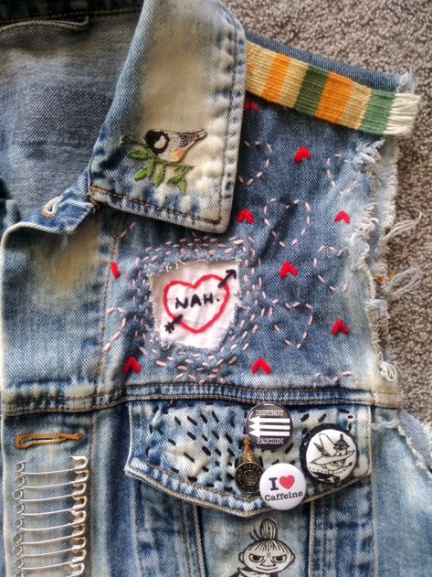 Punk Jacket Diy, Denim Patches Diy, Punk Denim Jacket, Custom Clothes Ideas, Battle Jacket Ideas, Alt Diy, Diy Vest, Pins On Denim Jacket, Pin Jacket