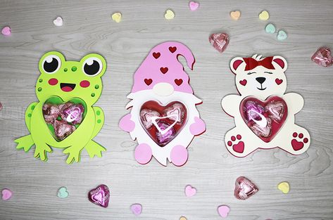 Valentine Candy Holder SVG Files - Free SVG Files Valentine's Cricut Projects, Candy Holder Svg, Svgs Free, Free Svgs, Candy Crafts, Svg Kids, Candy Holder, Cricut Cards, Valentine Candy