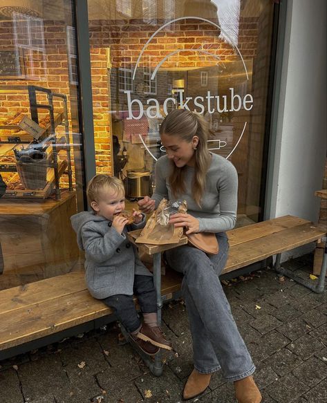 London Mom Aesthetic, Family Aesthetic Photoshoot, Toddler And Mom Aesthetic, Toddler Mom Aesthetic, Mom Vision Board, Outfits Cafe, City Mom, Newborn Mom, Mom Fall