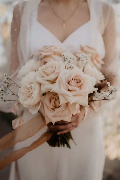 Nude Wedding Bouquet, Wedding Bouquet Champagne, Blush Rose Bouquet, Bouquet Styles, Taupe Wedding, Blush Bouquet Wedding, Simple Wedding Bouquets, Beige Shades, Blush Bouquet