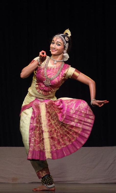 Harinie Jeevitha Bharatanatyam Costume Designs, Bharathanatyam Dress Ideas, Bharatanatyam Outfit, Bharatham Costume, Barathanatyam Dress, Bharatanatyam Poses For Photoshoot, Arangetram Costumes, Bharathanatyam Costumes, Bharatnatyam Costume