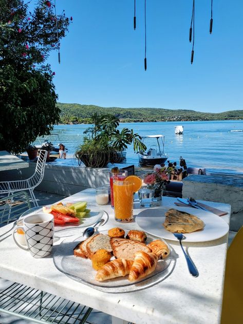 Eating At The Beach, Food On The Beach, Fine Dining Photography, Aesthetic Food Photography, Water Park Rides, Breakfast On The Beach, Beach Breakfast, Halkidiki Greece, Carribean Food