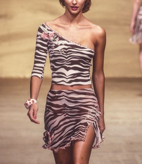 Blumarine SS 2000 💗 2000s Runway Fashion, Runway Fashion Couture, Clueless Outfits, 2000s Outfits, Runway Models, 2000s Fashion, Couture Fashion, 90s Fashion, Runway Fashion