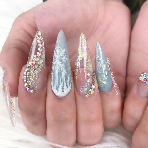 Holiday Nails Diy, Frozen Nails, Gucci Nails, Diamond Nail Art, Chic Nail Art, January Nails, Holloween Nails, Queen Nails, Cute Christmas Nails