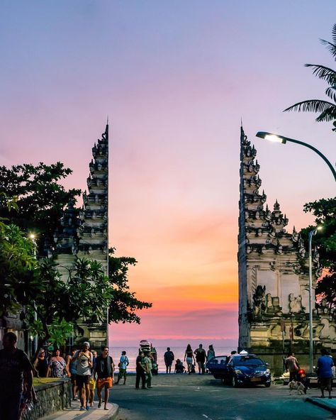 The famous gate at the famous Kuta Beach ❤️💙🧡 Photograph @kavenb ➖➖➖➖ TAGS WHO MISS KUTA BEACH SO MUCH 🤙🏻🤙🏻 ➖➖➖➖ Explore Bali and Beyond… Bali Aesthetic, Voyage Bali, Kuta Beach, Bali Holidays, Bali Travel Guide, Gili Trawangan, Bali Beaches, Bali Island, Famous Beaches