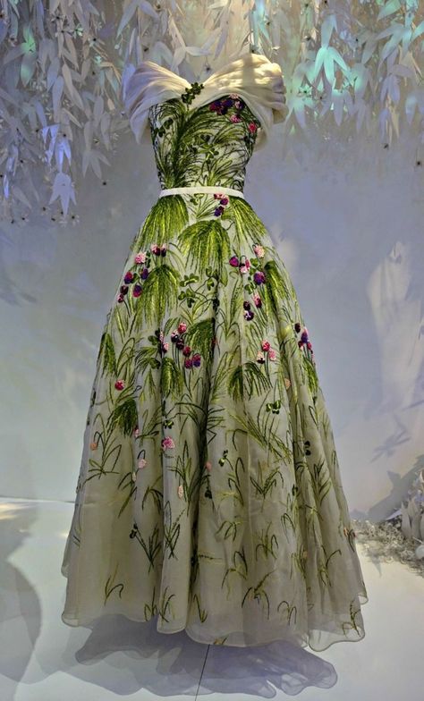 Vintage Dior Dress, Dior Couture Gowns, Skincare Retinol, Christian Dior Gowns, Floral Embroidered Gown, Dior Exhibition, Retinol Skincare, Christian Dior Dress, Dior Dresses