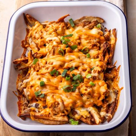 BBQ PULLED CHICKEN LOADED FRIES Bbq Chicken Loaded Fries, What To Do With Pulled Chicken, Loaded Fries Chicken, Crispy Homemade Fries, Chicken Loaded Fries, Loaded Fries Recipe, Pulled Chicken Tacos, Bbq Pulled Chicken, Fakeaway Recipes