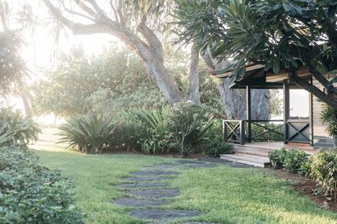 Vacation Rental: Maui Beach Cottage with a Tropical Garden | Gardenista Stone Carriage House, 1940s Beach, Hawaii Beach House, East Coast Beaches, Maui Beach, Hawaii Homes, Tiny Cottage, Cute Cottage, Beachy Decor