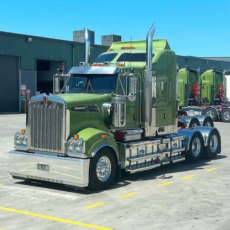 Semi Trucks Interior, Trucks For Sell, Big Boyz, Customised Trucks, Train Truck, American Truck Simulator, Kenworth Trucks, Truck Interior, New Photo Download