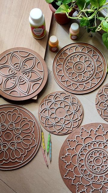 How To Draw Lippan Art Design, Lippan Art Without Clay, Diy Decor With Cardboard, Lipan Art Design Drawing, Lippon Art Designs With Mirror, Round Lippan Art Mirror Wall, Lippan Art Coasters, Lippin Art Design, Clay Mandala Art