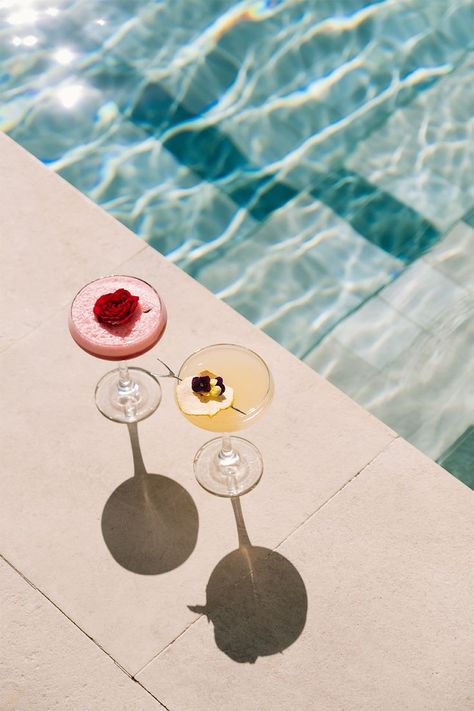 Travel Hotel Aesthetic, Luxury Travel Photography, Cocktail By The Pool, Summer At The Pool, Pool Lifestyle Photography, By The Pool, Hotel Pool Photoshoot, Hotel Photography Ideas, Beach Bar Aesthetic