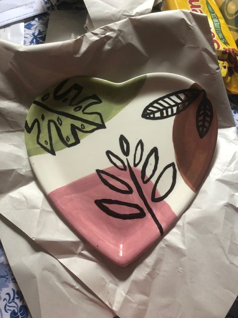 Pottery Painting Ideas Abstract, Heart Shaped Pottery Painting Ideas, Ceramic Plate Painting Ideas Aesthetic, Pottery Inspo Simple, Easy Paint Your Own Pottery Ideas Plates, Paint And Pottery Ideas, Potary Painting, Heart Plate Pottery Painting, Wet Paint Pottery Ideas