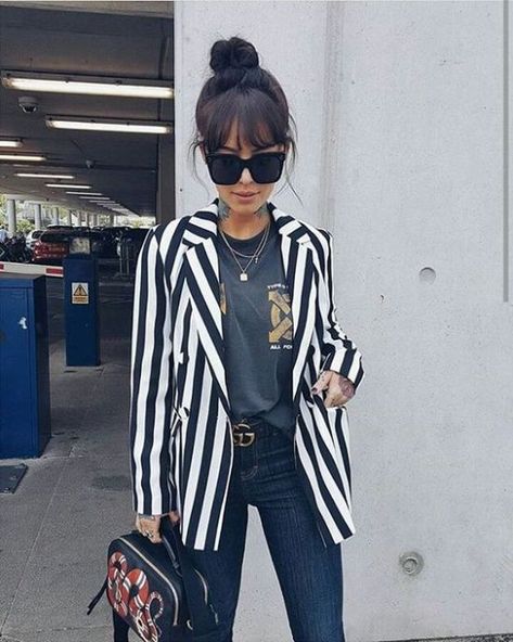 7 Blazers You Need To Have Right Now - Society19 Look Rock, Outfit Jeans, Striped Blazer, Blazer Outfits, Mode Inspiration, Outfits Casuales, Look Fashion, Casual Chic, Rocker