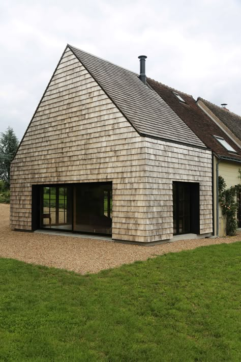 Cascading Timber: 8 Beautiful Structures Clad in Cedar Shingles - Architizer Journal Shingle House, Hidden House, House Cladding, Shingle Exterior, Wood Shingles, Cedar Shingles, Cottage In The Woods, Timber Cladding, Exterior Cladding