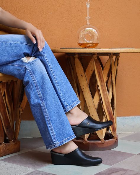 Stay western with the Ulla Leather Low Wood Mule – a true CC classic! 🤎✨  #cowboy #cowboyshoes #cowgirl #westernstyle #leathershoes #wedge Cowboy Shoes, Classic Cowboy, Leather Mules, Western Fashion, Mule, Leather Shoes, Cowboy, Wedges, Wood