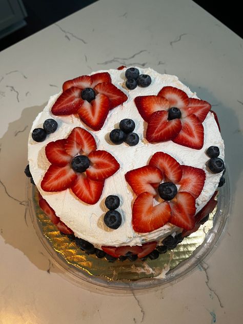 Square Cake With Fruit Decoration, Simple Birthday Cake Strawberry, Strawberry And Blueberry Cake Decoration, Decorating Cakes With Fruit, Fruit Cake Aesthetic, Square Cake Design, 19th Birthday Cakes, Funny Birthday Cakes, Cake Decorating Frosting