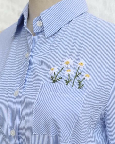 Embroidery On Collar Shirt, Embroidery On Button Up Shirt, Embroidered Shirt Designs, Diy Easy Embroidery, Embroidery Jeans Diy, Embroidery Dress Pattern, Sulaman Pita, Necktie Crafts, Collar Embroidery