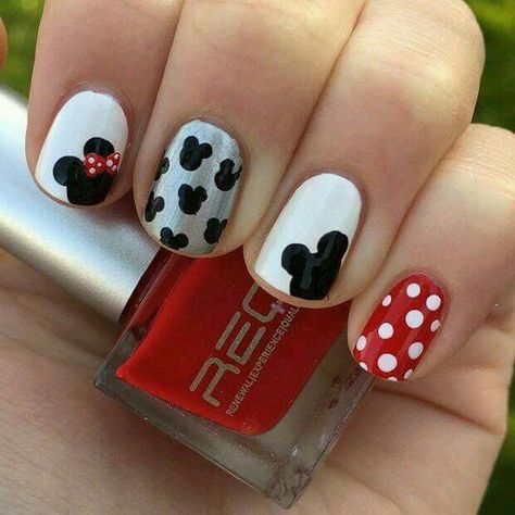 Mickey & Minnie mouse nails Mouse Nail Art, Disneyland Nails, Disney Nail Designs, Disney Nail Art, Mickey Nails, Trend Nails, Nail Art For Kids, Kutek Disney, Unghie Sfumate