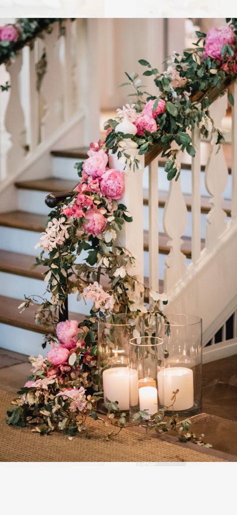 Bright Staircase, Wedding Staircase Decoration, Staircase Wedding, Garland Staircase, Wedding Stairs, Wedding Staircase, Romantic Reception, Stairway Decorating, Idea Wedding