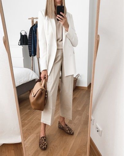 Beige Culottes Outfit Winter, Beige Culottes Outfit Work, Monochromatic Neutral Outfit, Beige Culottes Outfit, Camel Loafers Outfit, Neutral Color Outfits Women, Camel Bag Outfit, Beige Monochromatic Outfit, Beige Loafers Outfit Women