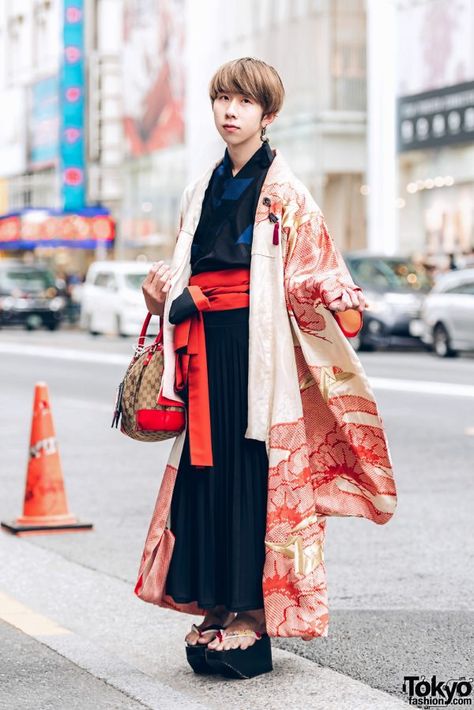 from tokyofashion.com Japanese Fashion Aesthetic, Kimono Street Style, Geta Sandals, Sandals Gucci, Modern Kimono, Fashion Tumblr, Mode Kimono, Floral Print Kimono, Gucci Handbag