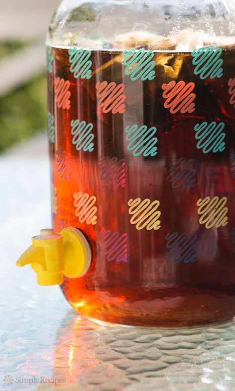 How to Make Sun Tea ~ A great way to make some tea without heating up your kitchen is to use the power of the sun to make sun tea. ~ SimplyRecipes.com Sun Tea Recipe, Sun Tea Recipes, Make A Boat, Sun Tea, Tea Beverages, Summer Eating, Tea Recipe, Simply Recipes, Summer Refreshments