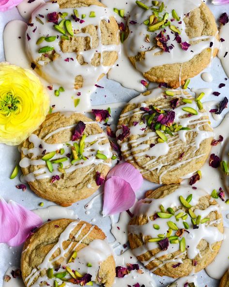 persian love cookies // almond flour, rose water, lemon, cardamom, pistachios, rose petals Persian Love Cookies, Persian Cookies Recipes, Persian Desserts, Cardamom Cookies, Rose Cookies, Rose Bar, Persian Recipes, Baking With Almond Flour, Cake Mug