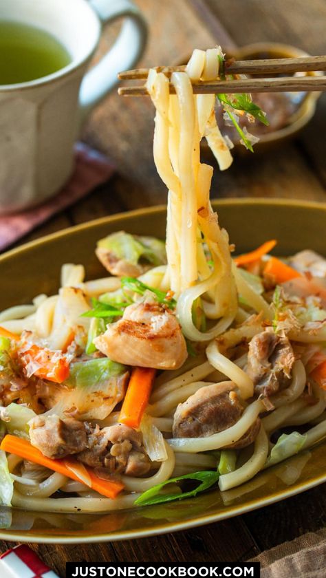 Experience the authentic flavors of Japanese chicken udon with this simple recipe! This yaki udon chicken stir fry features chewy udon noodles, tender chicken, and colorful vegetables all tossed in a flavorful sauce. It's the perfect dish to make when you're craving a quick, delicious meal. Learn how to make chicken udon noodles that will impress your family and friends! Udon Chicken, Healthy Chicken Teriyaki, Yaki Udon Recipe, Easy Asian Cucumber Salad, Yakimeshi Recipe, Chicken Udon Noodles, 10 Minute Meal, Chicken Udon, Chewy Noodles