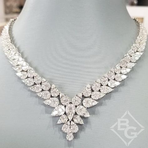 Fancy Shape Diamond Necklace, Luxury White Jewelry, Thick Diamond Necklace, Luxury Diamond Necklace, Royalty Accessories, Character Jewelry, Womens Diamond Necklace, Expensive Necklaces, Diamond Cluster Necklace