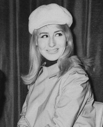 John Lennon First Wife, Cynthia Powell, Happy 84th Birthday, Cynthia Lennon, Colorized Historical Photos, Beatles Girl, Ace Of Base, Jane Asher, Julian Lennon