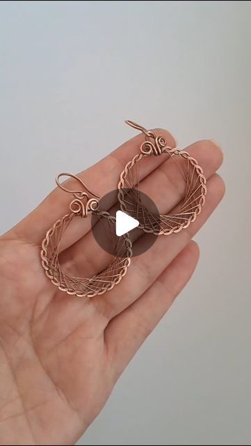 Fradany on Instagram: "Proceso de aretes 

#jewelry #wirejewelry #earringsart #accesories #myjewelry #art #wireart #artist #copperjewelry #hammered #copper #earrings #handmadeart" Hammered Wire Jewelry Tutorial, Wire Tutorials, Wire Work, Wire Art, Copper Jewelry, Handmade Art, Wire Jewelry, Wire Wrapping, Copper