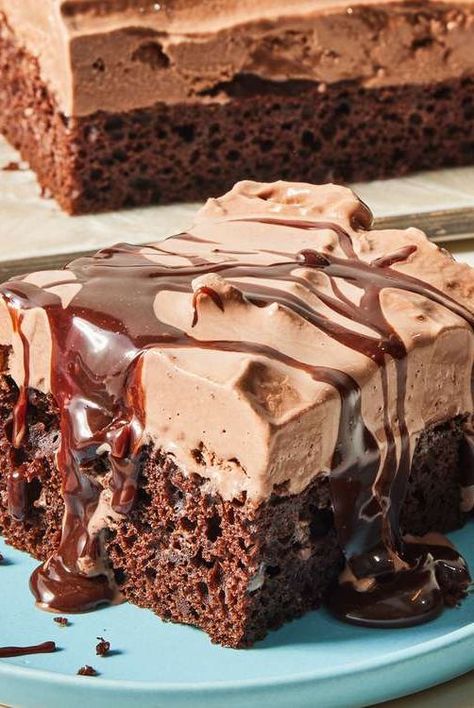 These chocolate cake mix recipes are delicious and deceptively easy. The store-bought secret ingredient can be used to make cakes, cookies, and so much more. Vegetarian Chocolate Cake, Chocolate Cake Mix Recipes, Homemade Ice Cream Cake, Pecan Desserts, Ice Cream Cake Recipe, Postre Keto, Chili Soup, Cake Decorator, Special Cakes