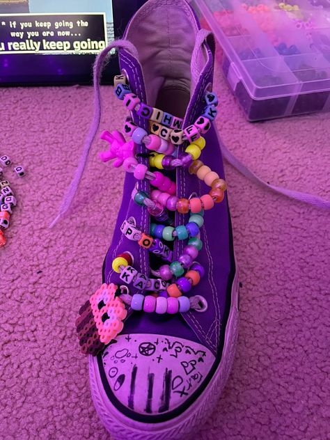 How To Lace Up Converse, Kandi On Shoes, Heart Shoe Lace Pattern, Kandi Shoe Laces, Converse Beads On Laces, Converse Shoes Laces Ideas, Shoe Lace Beads, Scene Converse, Kandi Shoes