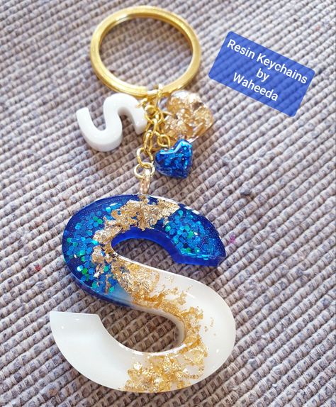 Diy Resin Painting, How To Make Keychains, Diy Resin Gifts, Resin Pendant Diy, Diy Resin Keychain, Resin Jewelry Tutorial, Bff Gifts Diy, Blue Keychain, Paper Crafts Magazine