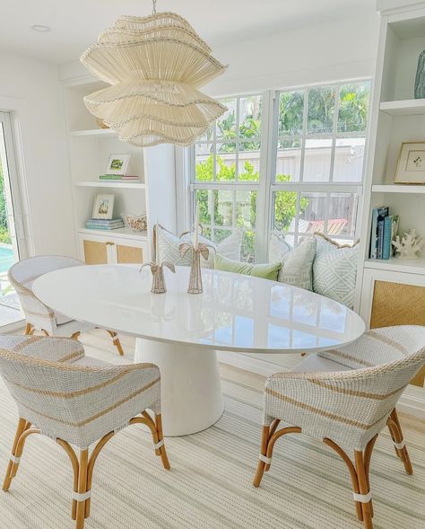 Round Dining Room Table Ideas, Grand Millennial Dining Room, Preppy Dining Room, Coastal Dining Rooms, Coastal Dining Room, Round Dining Room Table, Coastal Dining, Round Dining Room, Round Dining